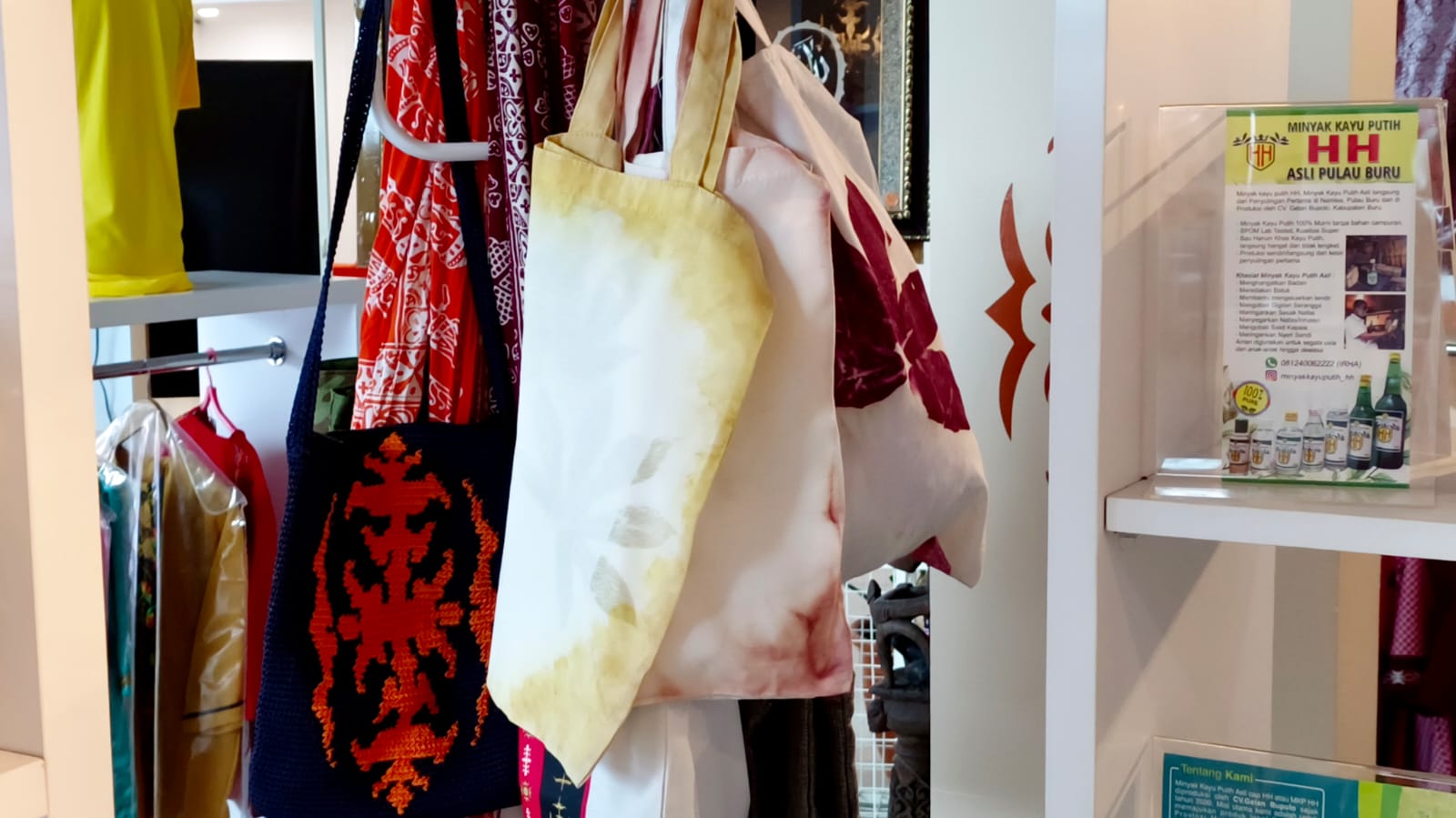 The eco-printed 'tote bag' derivative product of the group supported by CFI Indonesia was successfully marketed at Pattimura Airport in Ambon. (4/1/2025)